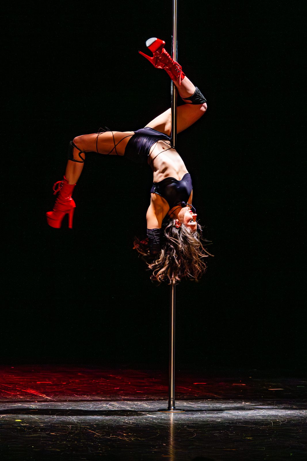 Ema Kardaš performing